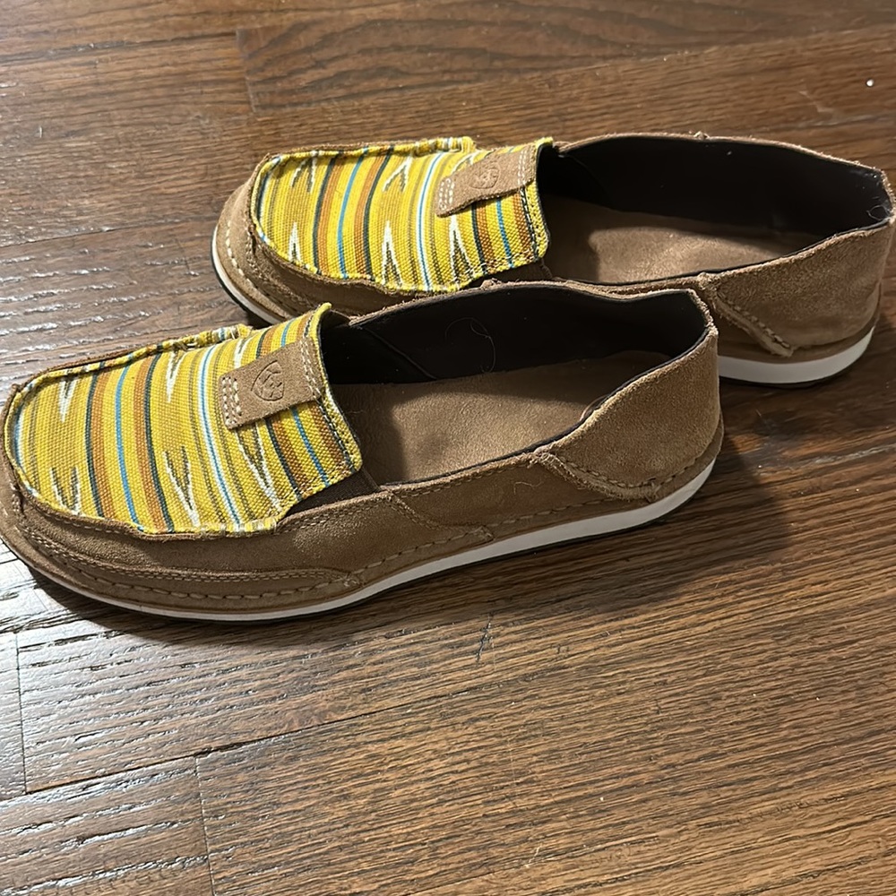 NWOT Ariat Cruisers